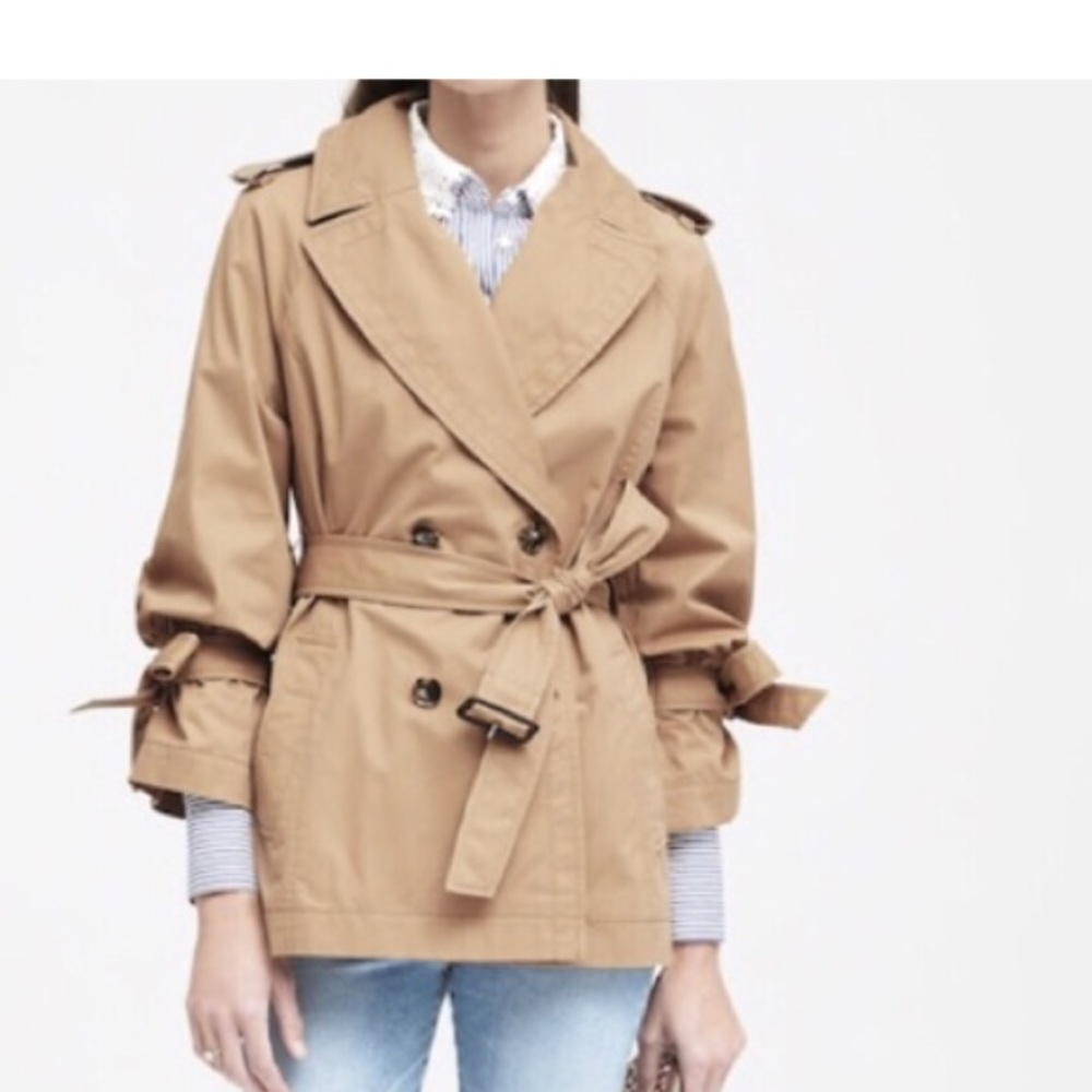 Banana Republic Tan Water Resistant Tie Sleeve‎ Trench Coat. Size Medium.